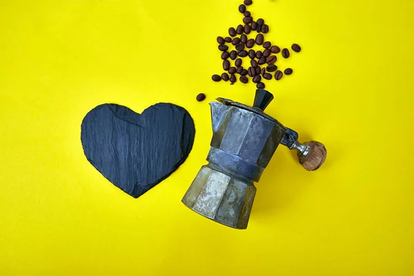 Colocación Plana Cafetera Frijoles Sobre Fondo Amarillo Concepto Amor Café — Foto de Stock