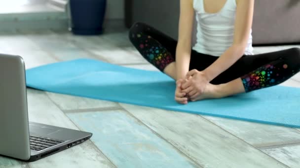 Kinder Sportheim Unter Quarantäne Kleine Mädchen Machen Stretching Workout Auf — Stockvideo