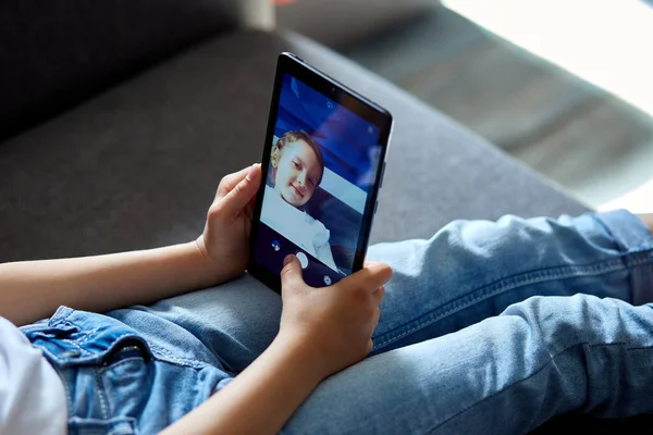 Mała Dziewczynka Domu Rozmawiać Wideo Spotkaniem Tabletów Online Call Friend — Zdjęcie stockowe