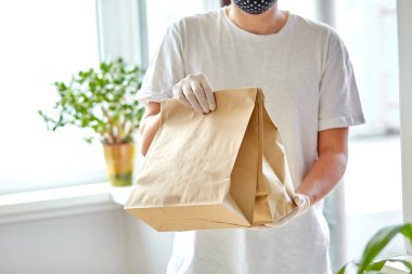 Courierin White ambarda yiyecek, teslimat servisi, restoranların yemek teslimatı. Coronavirus COVID-19 salgınından korunmak için evde kal. Bağlantısız teslimat servisi karantina altında. 