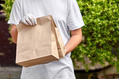 Courierin White ambarda yiyecek, teslimat servisi, restoranların yemek teslimatı. Coronavirus COVID-19 salgınından korunmak için evde kal. Bağlantısız teslimat servisi karantina altında.