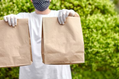 Courierin White ambarda yiyecek, teslimat servisi, restoranların yemek teslimatı. Coronavirus COVID-19 salgınından korunmak için evde kal. Bağlantısız teslimat servisi karantina altında.