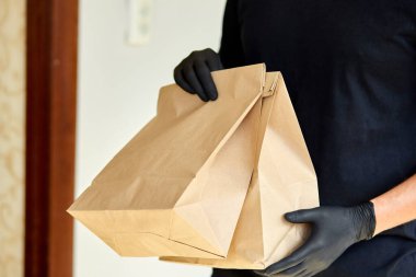 Kara ambardaki kurye paket yiyecek, teslimat servisi, restoranlar, yemek teslimatı. Coronavirus COVID-19 salgınından korunmak için evde kal. Bağlantısız teslimat servisi karantina altında.