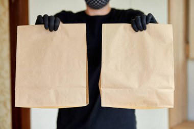 Kara ambardaki kurye paket yiyecek, teslimat servisi, restoranlar, yemek teslimatı. Coronavirus COVID-19 salgınından korunmak için evde kal. Bağlantısız teslimat servisi karantina altında.