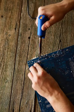 Mühendis ya da teknisyen lehim demiriyle elektronik devre kartını tamir ediyor. İnsan askerlere bilgisayar devre kartını lehimleme demiriyle veriyor. Boşluğu kopyala.