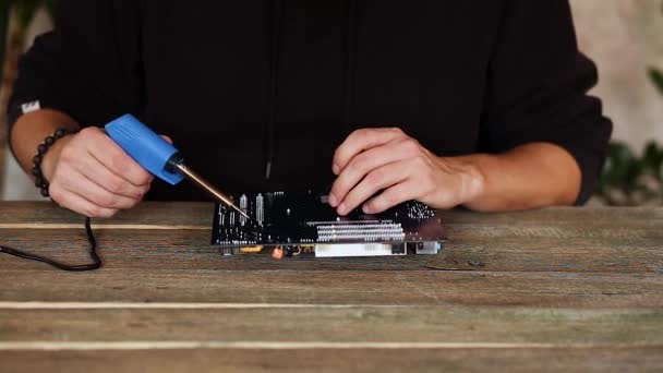 Ingenieur oder Techniker reparieren elektronische Leiterplatte mit Lötkolben. — Stockvideo