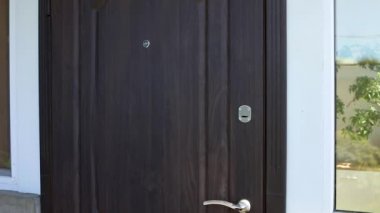 Kurye, koruyucu maskeli ve eldivenli kapıyı çalıyor. Temassız teslimat hediyeleri, koronavirüs salgını sırasında hediye kutusu. Evde kal, online alışveriş yap. Teslimat servisi karantina altında.