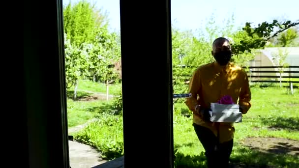 Kuriermann Bringt Geschenke Geschenkbox Frau Öffnet Während Einer Coronavirus Epidemie — Stockvideo