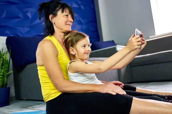 Abuela Nieta Tomando Selfie Juntas Casa Mujer Mayor Niña Sonriendo — Foto de Stock