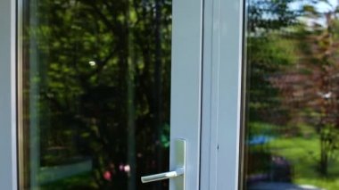 Kurye teslimatı hediyeler, hediye kutusu, koronavirüs salgını sırasında kapıyı açan kadın. Evde kal, online alışveriş yap. Teslimat servisi karantina altında.