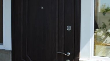 Kurye, egzotik meyve yiyecekleriyle dolu teslimat kutusunu deviriyor. Temassız teslimat. Servis karantina pandemik koronavirüsü. Gönüllü koruyucu maske ve eldivenler eve bağış kutusu getiriyor..