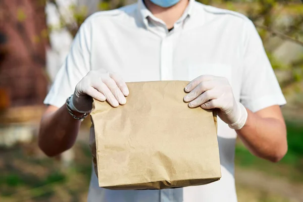 Servicio Entrega Bajo Cuarentena Courier Repartidor Guantes Látex Médico Entrega — Foto de Stock