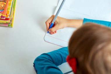 Ödev yapan liseli kız, yazma, ders çalışma, koronavirüs ev okulu, karantina sırasındaki sosyal mesafe, online eğitim konsepti, evde eğitim veren. Evde kal, güvende kal..