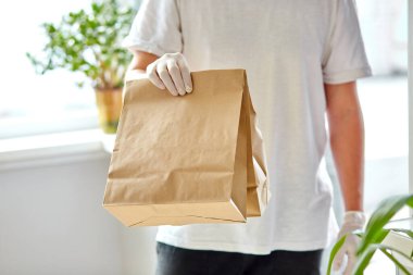 Courierin White ambarda yiyecek, teslimat servisi, restoranların yemek teslimatı. Koronavirüs salgınından korunmak için evde güvende kalın. Bağlantısız teslimat servisi karantina altında.