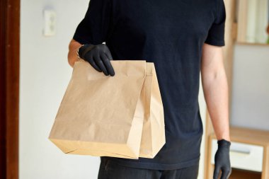 Kara ambardaki kurye paket yiyecek, teslimat servisi, restoranlar, yemek teslimatı. Koronavirüs salgınından korunmak için evde güvende kalın. Bağlantısız teslimat servisi karantina altında.