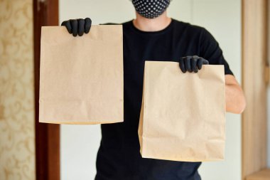 Kara ambardaki kurye paket yiyecek, teslimat servisi, restoranlar, yemek teslimatı. Koronavirüs salgınından korunmak için evde güvende kalın. Bağlantısız teslimat servisi karantina altında.