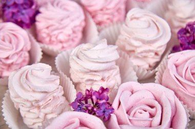 Leylak çiçeklerinin yanındaki kuşüzümlü üzümden gelen ev yapımı mor krema. Zephyr 'den arkaplan, üst görünüm, kopyalama alanı. Düz yatıyordu.