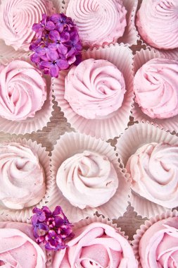 Leylak çiçeklerinin yanındaki kuşüzümlü üzümden gelen ev yapımı mor krema. Zephyr 'den arkaplan, üst görünüm, kopyalama alanı. Düz yatıyordu.