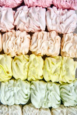 Ev yapımı tatlı marşmelov, çok renkli pastel zephyr arkaplanı, üst manzara, fotokopi alanı. Düz yatıyordu.
