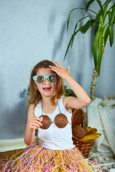 Kleines Mädchen Imitiert Havaii Urlaub Hause Quarantäne Coronavirus Sommeraktivität Hause — Stockfoto