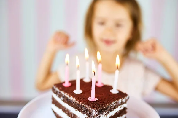 Mała Blondynka Uśmiechnięta Urodzinowej Różowej Czapce Tort Czekoladowy Świeczkami Dziecko — Zdjęcie stockowe