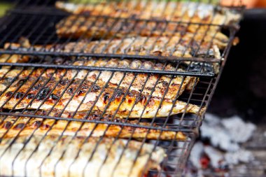 Izgara balık uskumrusu, açık hava akışında ızgarada pişirilmiş lezzetli ve taze yemek, piknik için açık hava eğlencesi. Bahçedeki barbekü Yazın evde. 
