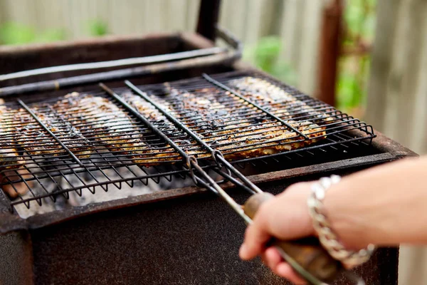 Los Hombres Asar Caballa Pescado Barbacoa Cocinada Parrilla Flujo Aire —  Fotos de Stock