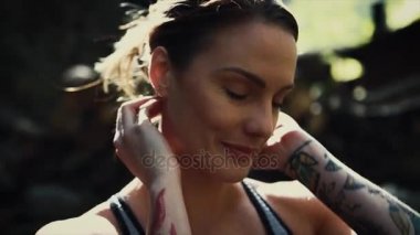 Ormanda yoga yapan kadın.