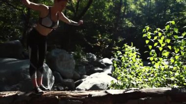 Ormanda yoga yapan kadın.