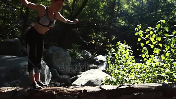 Nő csinál jóga az erdőben — Stock videók
