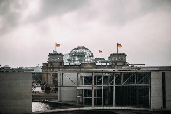 Κτίριο της γερμανικής Bundestag από έξω με συννεφιασμένο ουρανό — Φωτογραφία Αρχείου