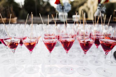 Yaz günü gözlüklü kırmızı kokteyller