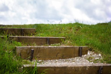 Gökyüzüne çıkan merdivenli sembolik fotoğraf