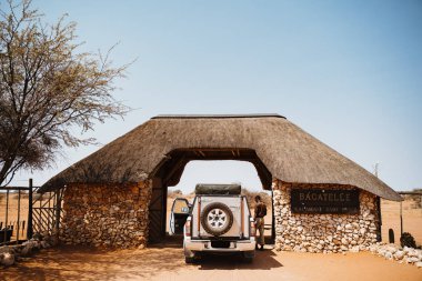 Namibya 'daki Bagatelle Kalahari oyun çiftliğinin giriş kapısı.