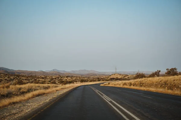 Vista de um carro em estrada solitária na Namíbia — Fotografia de Stock