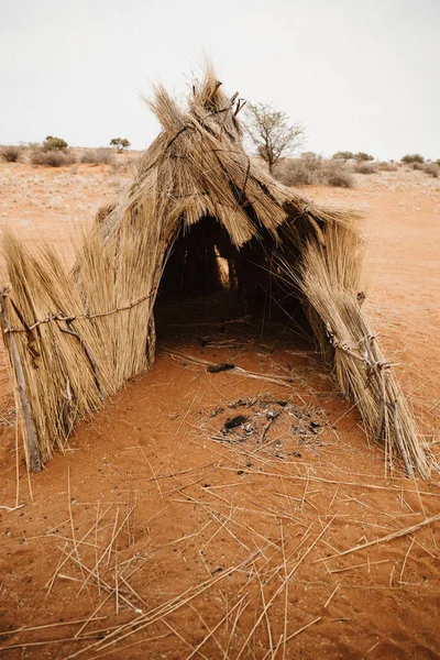 Geleneksel bedevi Afrika çölünde palmiye dalları inşa ediyor. — Stok fotoğraf