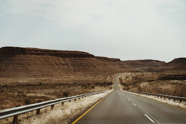 Ensam gata genom ravinen i Namibia, Afrika från Keetmanshoop mot Luederitz — Stockfoto