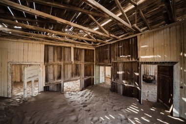 Eski terk edilmiş sanayi binası yavaşça kumla dolu.