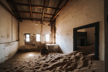 Eski terk edilmiş sanayi binası yavaşça kumla dolu.