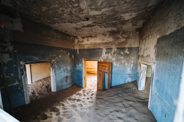 Zandduin vult verlaten Ghost Town House door deuren en gebroken raam — Stockfoto