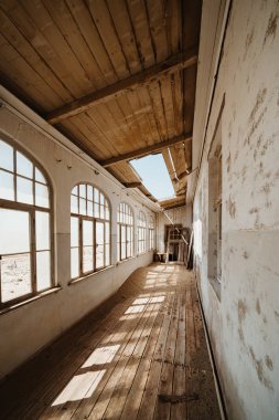 Büyük camları ve zemini kaplayan çöl kumları olan güzel bir batı villası.