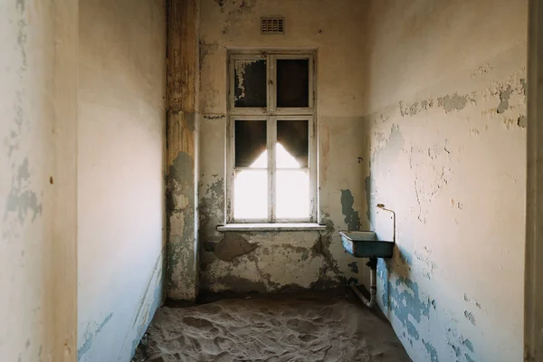 Intérieur d'une vieille salle de bain en ruine dans un bâtiment détruit — Photo