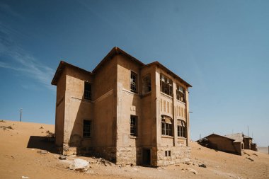 Büyük bir çöl ovasında terk edilmiş büyük bir ev.