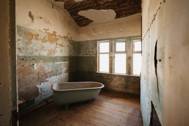 Luderitz yakınlarındaki Namib Çölü 'nde bulunan Kolmanskop harabelerinde eski bir hamam borusu.
