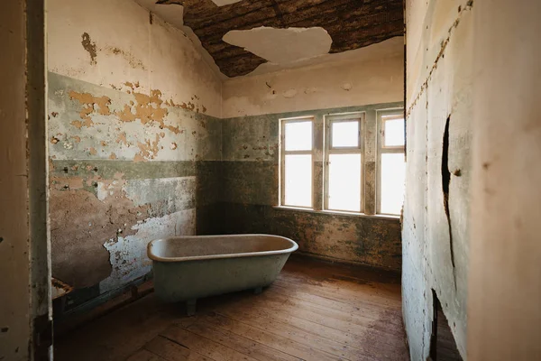 Luderitz yakınlarındaki Namib Çölü 'nde bulunan Kolmanskop harabelerinde eski bir hamam borusu.