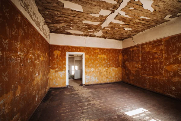 Abandonado sala de estar en ruinas - restauración renovación concepto foto — Foto de Stock