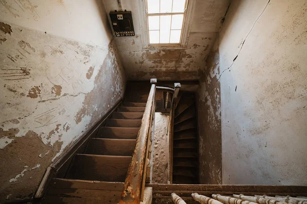 Antigua escalera en casa abandonada llena de arena, Kolmanskop Ghost Town — Foto de Stock