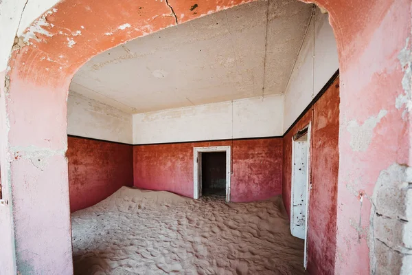 Roze pastel concept kamer in oud verlaten gebouw in de woestijn betreden door zand — Stockfoto