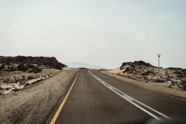 Kopya alanı ile çöl dunes boş yolda
