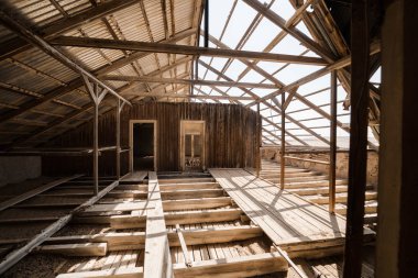 tavan arası tadilatı ve çatı tamiri için konsept fotoğraf